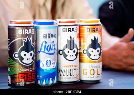 Gamma di birre artigianali indiane Bira inserite in un evento all'aperto che mostra i sapori in edizione limitata di questo famoso marchio Foto Stock