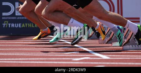 Kassel, Deutschland. 8 luglio 2023. Firo: 8 luglio 2023, atletica leggera, LA, DM 2023 a Kassel, Campionati tedeschi 2023, partenza generale, 100 metri uomini credito: dpa/Alamy Live News Foto Stock