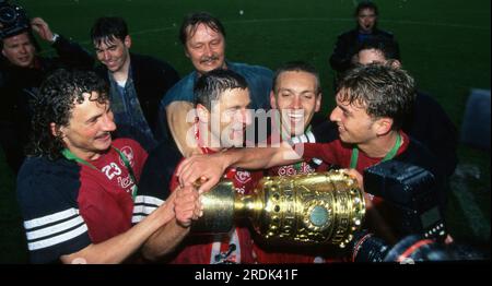 Kaiserslautern, Deutschland. 22 luglio 2023. Firo: 25.05.1996 calcio: Calcio: Foto di archivio, foto di archivio, foto di archivio, foto di archivio, DFB Cup stagione 1995/1996, 95/96, finale, coppa finale, 1. FC Kaiserslautern, Will, vincitore della Coppa 1. FC Kaiserslautern - KSC, Karlsruher SC, Karlsruher 1:0 a metà cifra, esultanza, applausi, con, e, La coppa, il trofeo credito: dpa/Alamy Live News Foto Stock