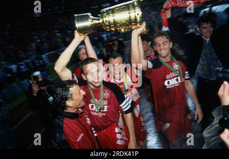 Kaiserslautern, Deutschland. 22 luglio 2023. Firo: 25.05.1996 calcio: Calcio: Foto di archivio, foto di archivio, foto di archivio, foto di archivio, DFB Cup stagione 1995/1996, 95/96, finale, coppa finale, 1. FC Kaiserslautern, Will, vincitore della Coppa 1. FC Kaiserslautern - KSC, Karlsruher SC, Karlsruher 1:0 Axel Roos, mezza cifra, giubilazione, cintura ju, con, E, la coppa, il trofeo credito: dpa/Alamy Live News Foto Stock