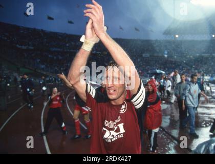 Kaiserslautern, Deutschland. 22 luglio 2023. Firo: 25.05.1996 calcio: Calcio: Foto di archivio, foto di archivio, foto di archivio, foto di archivio, DFB Cup stagione 1995/1996, 95/96, finale, coppa finale, 1. FC Kaiserslautern, Will, vincitore della Coppa 1. FC Kaiserslautern - KSC, Karlsruher SC, Karlsruher 1:0 Andreas Brehme, mezza cifra, jubilation, Cheers Credit: dpa/Alamy Live News Foto Stock