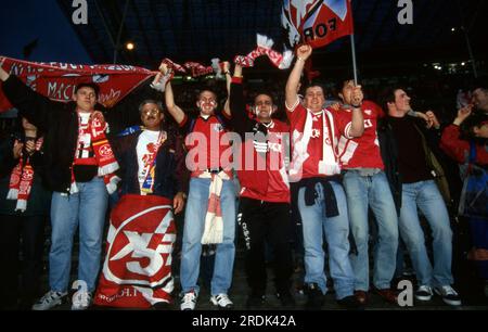 Kaiserslautern, Deutschland. 22 luglio 2023. Firo: 05/25/1996 calcio: Calcio: Foto d'archivio, foto d'archivio, immagini d'archivio, DFB Cup stagione 1995/1996, 95/96, finale, coppa finale, 1. FC Kaiserslautern, Will, vincitore della Coppa 1. FC Kaiserslautern - KSC, Karlsruher SC, Karlsruher 1:0 fan, da, 1. FC Kaiserslautern, jubilation, Cheer Credit: dpa/Alamy Live News Foto Stock