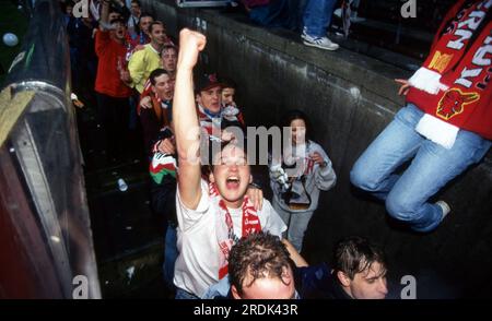 Kaiserslautern, Deutschland. 22 luglio 2023. Firo: 05/25/1996 calcio: Calcio: Foto d'archivio, foto d'archivio, immagini d'archivio, DFB Cup stagione 1995/1996, 95/96, finale, coppa finale, 1. FC Kaiserslautern, Will, vincitore della Coppa 1. FC Kaiserslautern - KSC, Karlsruher SC, Karlsruher 1:0 fan, da, 1. FC Kaiserslautern, jubilation, Cheer Credit: dpa/Alamy Live News Foto Stock