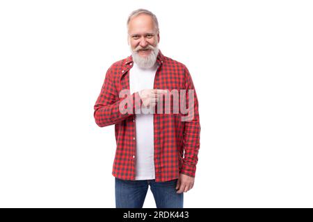 un bell'uomo maturo di mezza età degli anni '60 con una camicia elegante riporta un'idea interessante Foto Stock