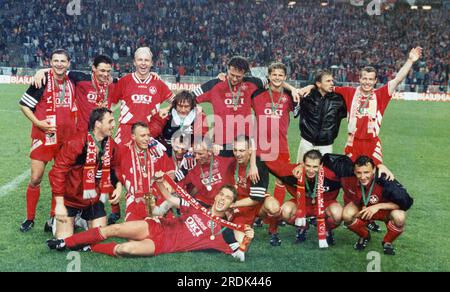 Kaiserslautern, Deutschland. 22 luglio 2023. Firo: 05/25/1996 calcio: Calcio: Foto d'archivio, foto d'archivio, immagini d'archivio, DFB Cup stagione 1995/1996, 95/96, finale, coppa finale, 1. FC Kaiserslautern, Will, vincitore della Coppa 1. FC Kaiserslautern - giocatori KSC, Karlsruher SC, Karlsruher 1:0, da, 1. FC Kaiserslautern, ju bilation, tifo, team completo, cerimonia di premiazione crediti: dpa/Alamy Live News Foto Stock