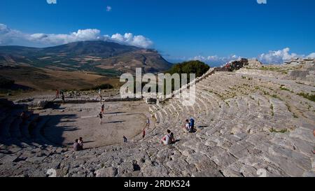 Luce notturna, anfiteatro romano, pochi visitatori a sedere, Segesta, sito antico, sito archeologico, dorico, Provincia di Trapani, Sicilia, Italia Foto Stock