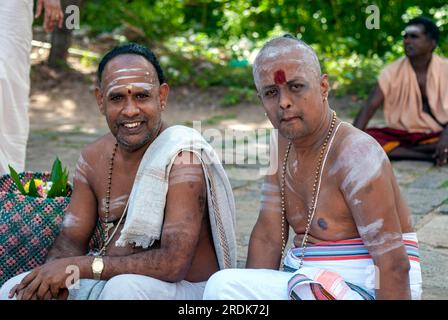 Dikshitar i sacerdoti del tempio che risiedono a Thillai e gestiscono il tempio Thillai Nataraja, Chidambaram, Tamil Nadu, India meridionale, Asia Foto Stock