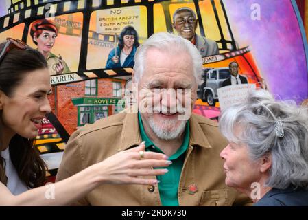 Brian Cox (attore scozzese) con Hayley Atwell e Imelda Staunton ad un evento DI EQUITÀ a Leicester Square a supporto del SAG-AFTRA American Actors'... Foto Stock