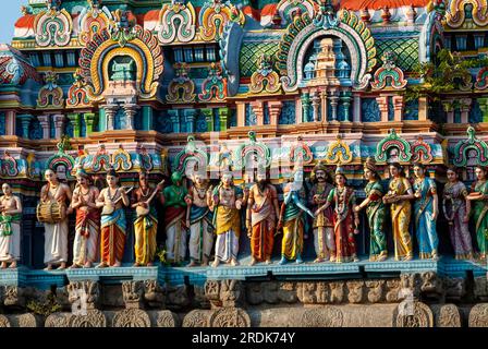 Figure in stucco sulla torre del gopuram settentrionale nel tempio Thillai Nataraja, Chidambaram, Tamil Nadu, India meridionale, Asia Foto Stock