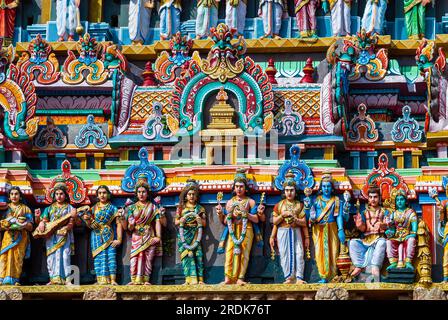 Figure in stucco sulla torre del gopuram nel tempio Thillai Nataraja, Chidambaram, Tamil Nadu, India meridionale, Asia Foto Stock