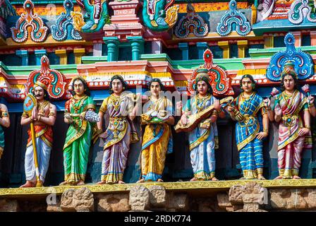 Figure in stucco sulla torre del gopuram nel tempio Thillai Nataraja, Chidambaram, Tamil Nadu, India meridionale, Asia Foto Stock