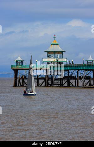 Regata del club velico Clevedon con alcuni dei gommoni che passano davanti al molo di Clevedon Foto Stock