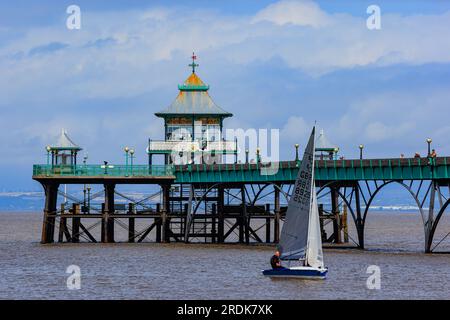 Regata del club velico Clevedon con alcuni dei gommoni che passano davanti al molo di Clevedon Foto Stock