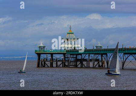 Regata del club velico Clevedon con alcuni dei gommoni che passano davanti al molo di Clevedon Foto Stock