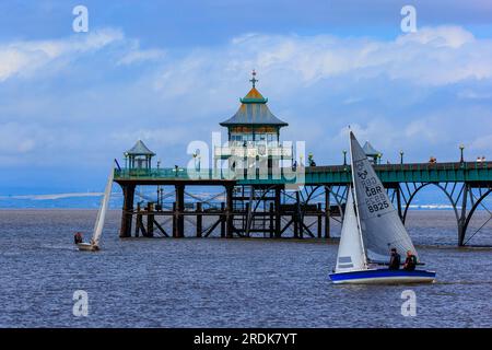 Clevedon Sailing Club Regatta con alcuni dei gommoni che passano accanto al Clevedon Pier Foto Stock