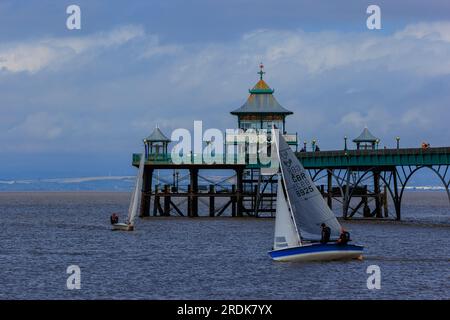 Regata del club velico Clevedon con alcuni dei gommoni che passano davanti al molo di Clevedon Foto Stock