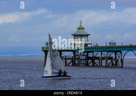 Regata del club velico Clevedon con alcuni dei gommoni che passano davanti al molo di Clevedon Foto Stock