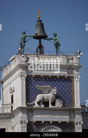 Venezia, Italia: 6 settembre 2022: I Mori, la Campana e il Leone di San Marco in cima alla Torre dell'Orologio di San Marco a Venezia Foto Stock