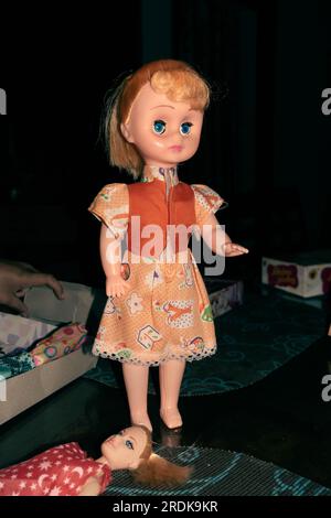 28 giugno 2023, Uttarakhand, India. Una foto ravvicinata di una bambola in plastica con i capelli biondi con gli occhi blu. Foto Stock