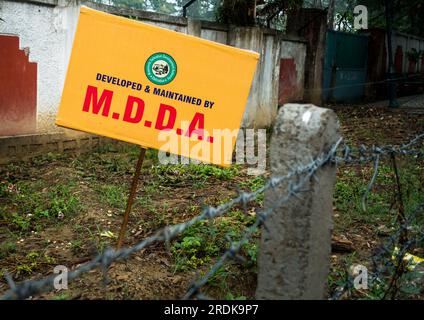 28 giugno 2023, Uttarakhand, India. Cartello M.D.D.A sulla strada di Rajpur Road, Dehradun City. Questo corpo è responsabile di tutti i tipi di vincoli Foto Stock