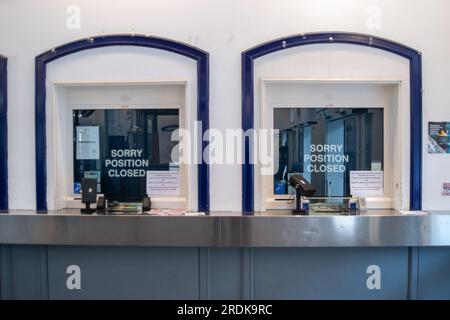 Slough, Regno Unito. 22 luglio 2023. Una biglietteria chiusa presso la stazione ferroviaria di Slough. Anche se alcuni treni GWR erano in funzione oggi, la stazione ferroviaria di Slough nel Berkshire era tranquilla questa mattina a causa della GWR Industrial Action. Gli scioperi della RMT si stanno svolgendo oggi in alcune parti della rete ferroviaria in Inghilterra, in una controversia in corso sulla retribuzione e sulla chiusura delle biglietterie della stazione ferroviaria. Il Rail Industry Body, il Rail Delivery Group, ha annunciato che sono stati confermati i piani per chiudere la maggior parte delle biglietterie delle stazioni ferroviarie in Inghilterra. Questo è un duro colpo per i lavoratori ferroviari, molti dei quali temono Foto Stock