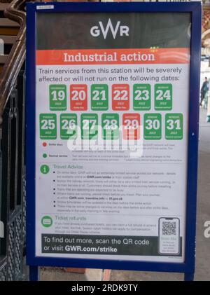Slough, Regno Unito. 22 luglio 2023. Un avviso di azione industriale alla Slough Station. Anche se alcuni treni GWR erano in funzione oggi, la stazione ferroviaria di Slough nel Berkshire era tranquilla questa mattina a causa della GWR Industrial Action. Gli scioperi della RMT si stanno svolgendo oggi in alcune parti della rete ferroviaria in Inghilterra, in una controversia in corso sulla retribuzione e sulla chiusura delle biglietterie della stazione ferroviaria. Il Rail Industry Body, il Rail Delivery Group, ha annunciato che sono stati confermati i piani per chiudere la maggior parte delle biglietterie delle stazioni ferroviarie in Inghilterra. Questo è un duro colpo per i lavoratori ferroviari, molti dei quali, temono di esserlo Foto Stock