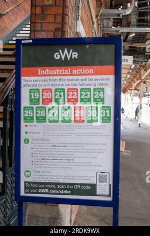 Slough, Regno Unito. 22 luglio 2023. Un avviso di azione industriale alla Slough Station. Anche se alcuni treni GWR erano in funzione oggi, la stazione ferroviaria di Slough nel Berkshire era tranquilla questa mattina a causa della GWR Industrial Action. Gli scioperi della RMT si stanno svolgendo oggi in alcune parti della rete ferroviaria in Inghilterra, in una controversia in corso sulla retribuzione e sulla chiusura delle biglietterie della stazione ferroviaria. Il Rail Industry Body, il Rail Delivery Group, ha annunciato che sono stati confermati i piani per chiudere la maggior parte delle biglietterie delle stazioni ferroviarie in Inghilterra. Questo è un duro colpo per i lavoratori ferroviari, molti dei quali, temono di esserlo Foto Stock