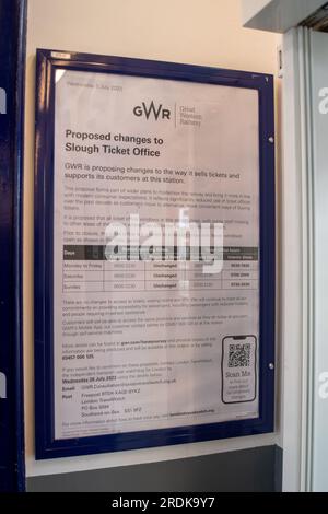Slough, Regno Unito. 22 luglio 2023. Un avviso sulle modifiche proposte alla biglietteria di Slough. Anche se alcuni treni GWR erano in funzione oggi, la stazione ferroviaria di Slough nel Berkshire era tranquilla questa mattina a causa della GWR Industrial Action. Gli scioperi della RMT si stanno svolgendo oggi in alcune parti della rete ferroviaria in Inghilterra, in una controversia in corso sulla retribuzione e sulla chiusura delle biglietterie della stazione ferroviaria. Il Rail Industry Body, il Rail Delivery Group, ha annunciato che sono stati confermati i piani per chiudere la maggior parte delle biglietterie delle stazioni ferroviarie in Inghilterra. E' un duro colpo per i lavoratori ferroviari, molti dei quali, Foto Stock