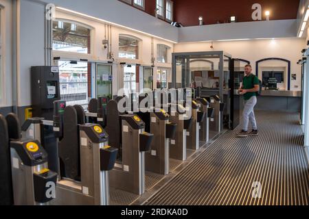 Slough, Regno Unito. 22 luglio 2023. Anche se alcuni treni GWR erano in funzione oggi, la stazione ferroviaria di Slough nel Berkshire era tranquilla questa mattina a causa della GWR Industrial Action. Gli scioperi della RMT si stanno svolgendo oggi in alcune parti della rete ferroviaria in Inghilterra, in una controversia in corso sulla retribuzione e sulla chiusura delle biglietterie della stazione ferroviaria. Il Rail Industry Body, il Rail Delivery Group, ha annunciato che sono stati confermati i piani per chiudere la maggior parte delle biglietterie delle stazioni ferroviarie in Inghilterra. Questo è un duro colpo per i lavoratori ferroviari, molti dei quali temono di perdere il posto di lavoro. E' anche una questione critica Foto Stock