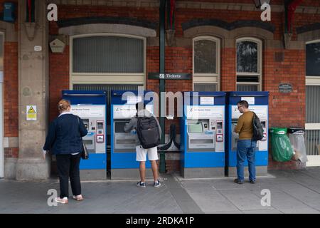 Slough, Regno Unito. 22 luglio 2023. I passeggeri che utilizzano le biglietterie self-service presso la stazione di Slough. Anche se alcuni treni GWR erano in funzione oggi, la stazione ferroviaria di Slough nel Berkshire era tranquilla questa mattina a causa della GWR Industrial Action. Gli scioperi della RMT si stanno svolgendo oggi in alcune parti della rete ferroviaria in Inghilterra, in una controversia in corso sulla retribuzione e sulla chiusura delle biglietterie della stazione ferroviaria. Il Rail Industry Body, il Rail Delivery Group, ha annunciato che sono stati confermati i piani per chiudere la maggior parte delle biglietterie delle stazioni ferroviarie in Inghilterra. Questo è un duro colpo per i lavoratori ferroviari, molti Foto Stock