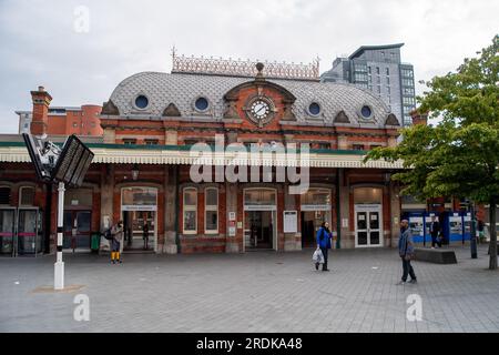 Slough, Regno Unito. 22 luglio 2023. Anche se alcuni treni GWR erano in funzione oggi, la stazione ferroviaria di Slough nel Berkshire era tranquilla questa mattina a causa della GWR Industrial Action. Gli scioperi della RMT si stanno svolgendo oggi in alcune parti della rete ferroviaria in Inghilterra, in una controversia in corso sulla retribuzione e sulla chiusura delle biglietterie della stazione ferroviaria. Il Rail Industry Body, il Rail Delivery Group, ha annunciato che sono stati confermati i piani per chiudere la maggior parte delle biglietterie delle stazioni ferroviarie in Inghilterra. Questo è un duro colpo per i lavoratori ferroviari, molti dei quali temono di perdere il posto di lavoro. E' anche una questione critica Foto Stock