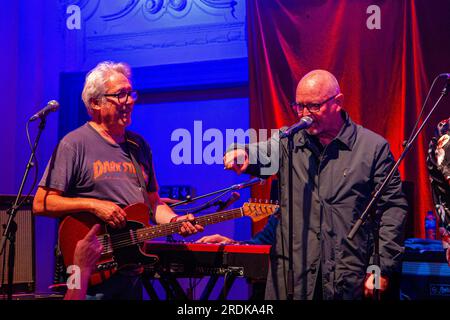 Lee Thompson dei Madness e Chaz Jankel si esibiscono con i Blockheads sul palco della Bush Hall di Londra nel luglio 2023 Foto Stock