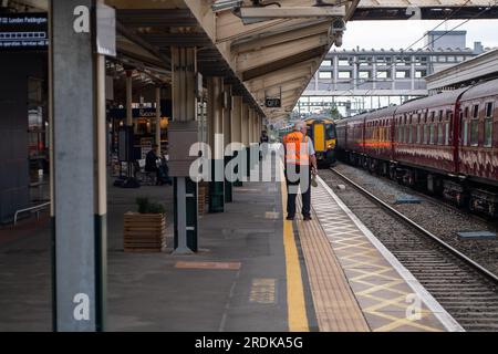 Slough, Regno Unito. 22 luglio 2023. Anche se alcuni treni GWR erano in funzione oggi, la stazione ferroviaria di Slough nel Berkshire era tranquilla questa mattina a causa della GWR Industrial Action. Gli scioperi della RMT si stanno svolgendo oggi in alcune parti della rete ferroviaria in Inghilterra, in una controversia in corso sulla retribuzione e sulla chiusura delle biglietterie della stazione ferroviaria. Il Rail Industry Body, il Rail Delivery Group, ha annunciato che sono stati confermati i piani per chiudere la maggior parte delle biglietterie delle stazioni ferroviarie in Inghilterra. Questo è un duro colpo per i lavoratori ferroviari, molti dei quali temono di perdere il posto di lavoro. E' anche una questione critica Foto Stock