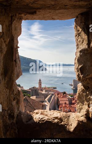 Dubrovnik, Croazia, vista dalle mura della città vecchia e sul mare con le scogliere. Foto Stock