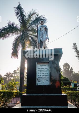 28 giugno 2023, Uttarakhand, India. Mahatma Gandhi con una statua commemorativa a bastone da passeggio al Gandhi Park, città di Dehradun. Foto Stock