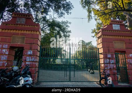 28 giugno 2023, Uttarakhand, India. Grande cancello d'ingresso in metallo con due grandi colonne laterali al Gandhi Park, Dehradun City. Foto Stock