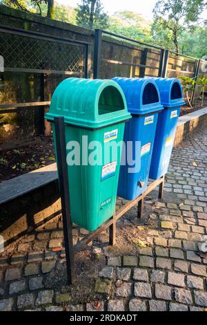 28 giugno 2023, Uttarakhand, India. Diversi tipi di contenitori per rifiuti installati per rifiuti organici e inorganici lungo la strada Rajpur, Dehradun City. Foto Stock