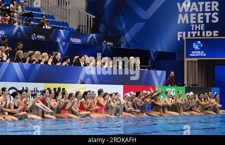 Fukuoka, Giappone. 22 luglio 2023. I nuotatori reagiscono durante la mostra di gala del nuoto artistico ai Campionati mondiali di nuoto a Fukuoka, Giappone, 22 luglio 2023. Crediti: Xia Yifang/Xinhua/Alamy Live News Foto Stock