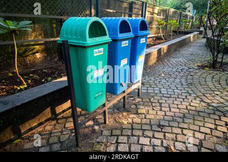 28 giugno 2023, Uttarakhand, India. Diversi tipi di contenitori per rifiuti installati per rifiuti organici e inorganici lungo la strada Rajpur, Dehradun City. Foto Stock