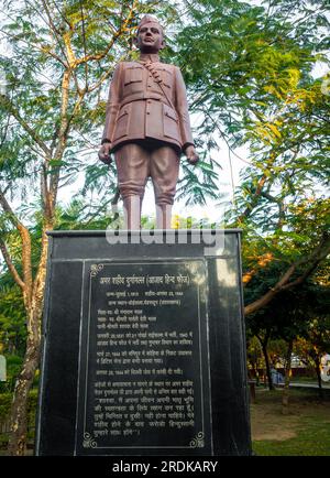 28 giugno 2023, Uttarakhand, India. Statua del MAGGIORE martire DURGA MALLA DEL combattente per la libertà al Gandhi Park, città di Dehradun. Foto Stock