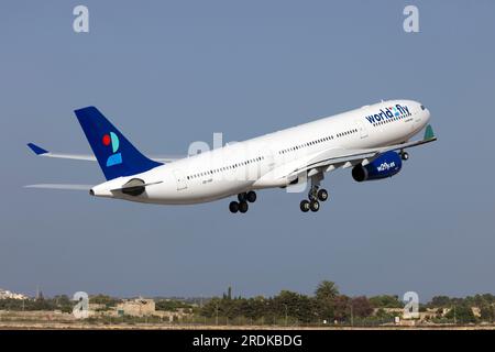 World 2 Fly Airbus A330-343 (Reg.: CS-TRH) in partenza da Malta dopo essere stato dipinto con lo schema di colori di questa compagnia aerea, è arrivato in vernice gialla il 23 giugno. Foto Stock