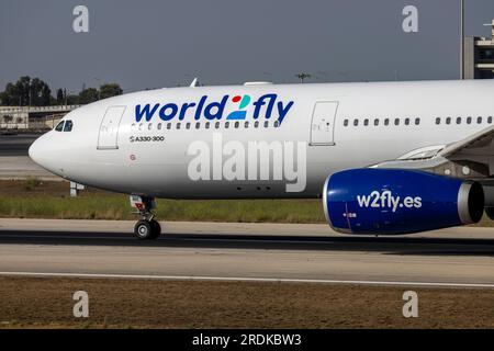 World 2 Fly Airbus A330-343 (Reg.: CS-TRH) in partenza da Malta dopo essere stato dipinto con lo schema di colori di questa compagnia aerea, è arrivato in vernice gialla il 23 giugno. Foto Stock