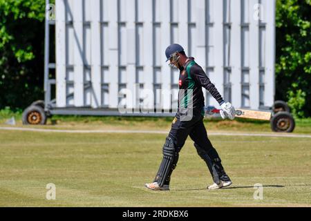 Clydach, Galles. 3 giugno 2023. Gareth Ansell di Chepstow torna al padiglione dopo essere stato licenziato durante il South Wales Premier Cricket League Division Two match tra Clydach e Chepstow al Waverley Park di Clydach, Galles, Regno Unito, il 3 giugno 2023. Crediti: Duncan Thomas/Majestic Media. Foto Stock