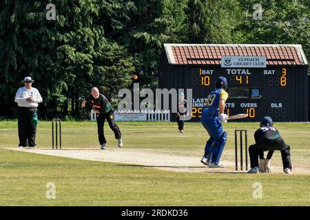 Clydach, Galles. 3 giugno 2023. Jason Dobbie del Chepstow Bowl contro Rhodri Davies del Clydach durante il South Wales Premier Cricket League Division Two match tra Clydach e Chepstow al Waverley Park di Clydach, Galles, Regno Unito, il 3 giugno 2023. Crediti: Duncan Thomas/Majestic Media. Foto Stock