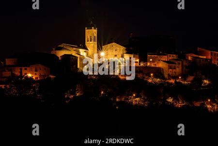 Chiesa di Sant Pere de Cubells illuminata di notte (la Noguera, Lleida, Catalogna, Spagna) ESP: Iglesia de Sant Pere de Cubells iluminada de noche Foto Stock