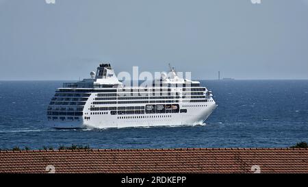 Marsiglia, Francia. 21 luglio 2023. La nave da crociera Seven Seas Mariner lascia il porto francese mediterraneo di Marsiglia. (Foto di Gerard bottino/SOPA Images/Sipa USA) credito: SIPA USA/Alamy Live News Foto Stock