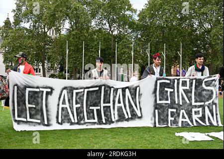 Protesta per chiedere istruzione alle ragazze afghane che sono state escluse dalle scuole e dalle università sotto i talebani in Afghanistan. Parliament Square, Londra, Regno Unito Foto Stock