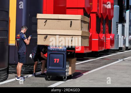 Budapest, Ungheria. 22 luglio 2023. Trasporto Red Bull Racing nel paddock. Campionato del mondo di Formula 1, Rd 12, Gran Premio d'Ungheria, sabato 22 luglio 2023. Budapest, Ungheria. Crediti: James Moy/Alamy Live News Foto Stock