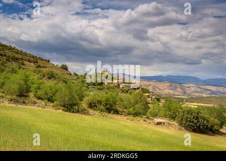 Vista della città di Montsoriu a mezzogiorno primaverile (la Noguera, Lleida, Catalogna, Spagna) ESP: Vista del pueblo de Montsoriu en un Mediodía de primavera Foto Stock