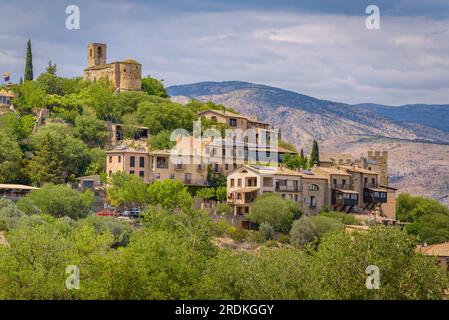 Vista della città di Montsoriu a mezzogiorno primaverile (la Noguera, Lleida, Catalogna, Spagna) ESP: Vista del pueblo de Montsoriu en un Mediodía de primavera Foto Stock